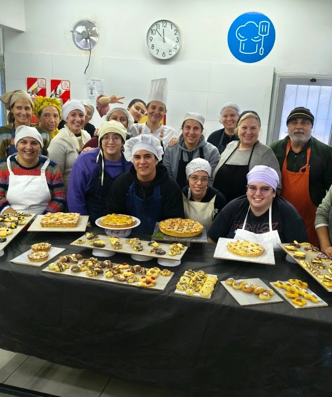 Alumnos y alumnas del Centro Rainero con la producción del taller de repostería